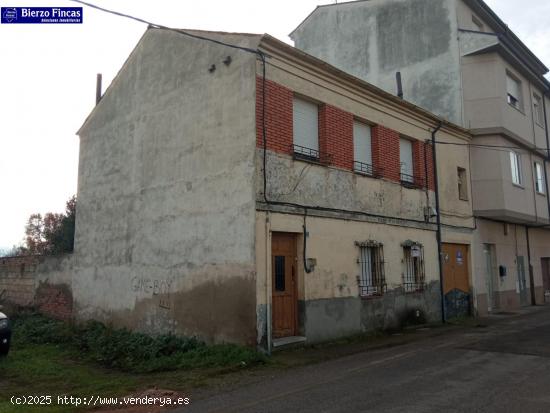 CASA CON TERRENO EN PLENO CUATROVIENTOS!!! - LEON