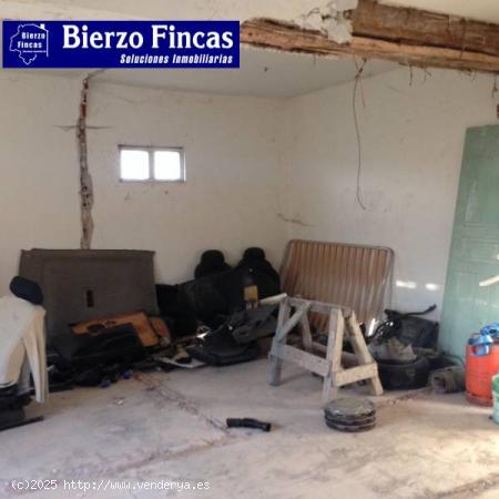 CASA DE PIEDRA y LADRILLO CON TERRENO PARA REFORMAR EN VILLAVERDE - LEON