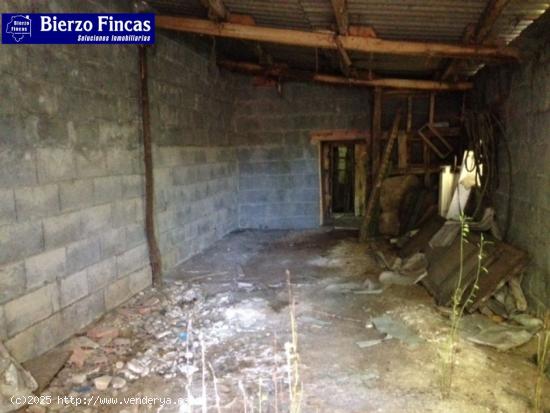 SE VENDE FINCA RUSTICA CON NAVE Y CUADRAS - LEON