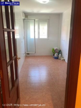 SE VENDE PISO NUEVO EN LA PLACA - LEON