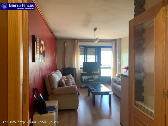 SE VENDE EXCELENTE PISO EN TORAL DE LOS VADOS CON HERMOSA TERRAZA!! - LEON