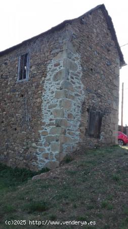 CASA DE PIEDRA CON TERRENO EN NOCEDA DEL BIERZO - LEON