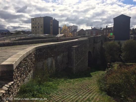 SE VENDE SOLAR CON EDIFICIO - LEON