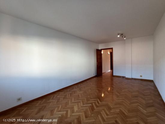 SE VENDE PISO AMPLIO Y LUMINOSO EN ZONA ALTA - LEON