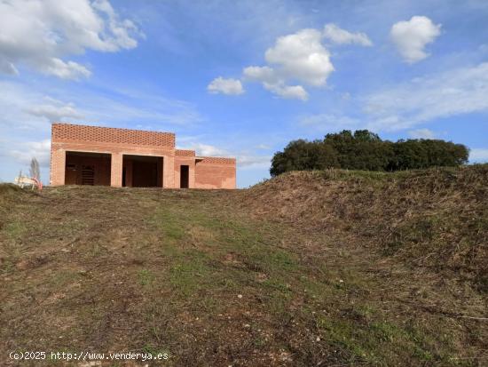 SE VENDE CASA EN CONSTRUCCIÓN - LEON