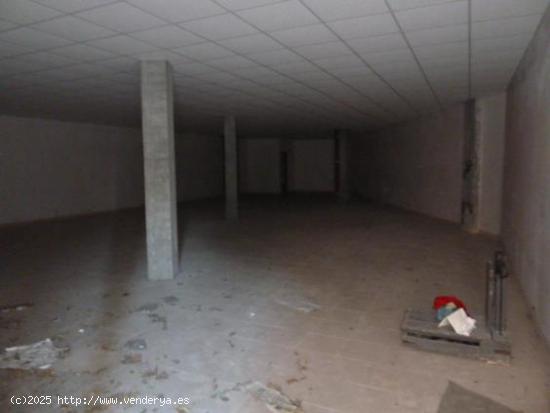 LOCAL COMERCIAL CON FACHADA DE 8 METROS APROX. - BARCELONA