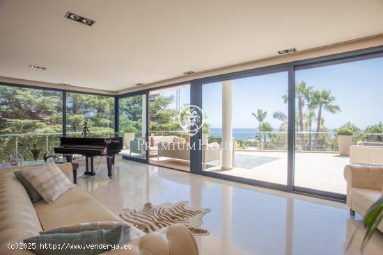 Exclusiva casa en venta con espectaculares vistas al mar y gran privacidad - BARCELONA