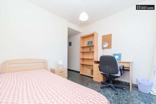  Gran habitación con estanterías en un apartamento de 5 dormitorios, La Saïdia - VALENCIA 