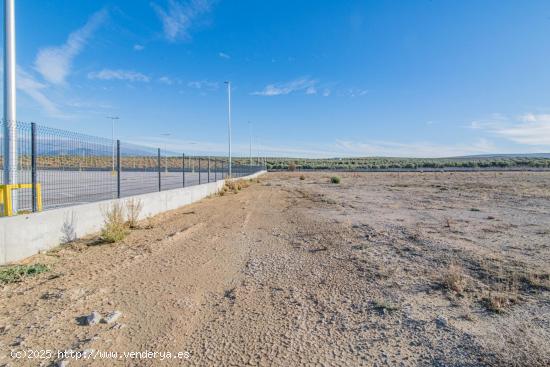 VENTA DE UNA PARCELA INDUSTRIAL EN EL POLIGONO TECNOLOGICO DE ESCUZAR DE 35.000 M2 - GRANADA