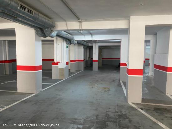 VENTA DE PLAZA DE GARAGE EN EL BARRIO LOS PAJARITOS DE 18 M2 . - GRANADA