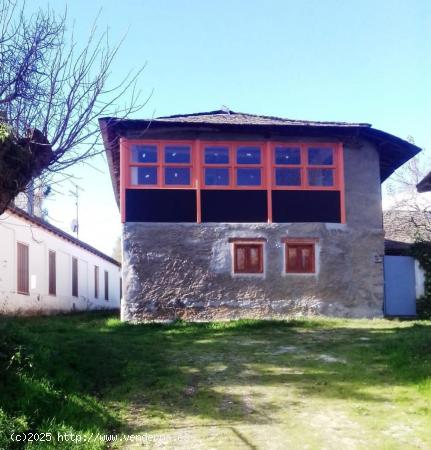  CASA CON PATIO Y JARDIN EN CORTIGUERA - LEON 