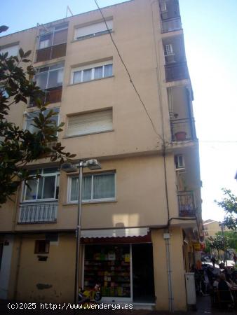 LOCAL EN VENTA ZONA COMERCIAL LES ROQUETES - BARCELONA