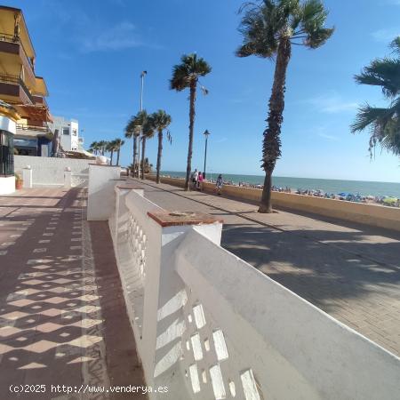 ¡¡¡IMPRESIONANTE CHALET EN PRIMERA LÍNEA DE LA PLAYA DE REGLA!!! - CADIZ