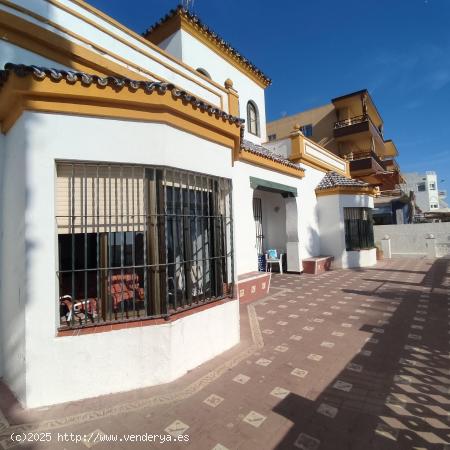 ¡¡¡IMPRESIONANTE CHALET EN PRIMERA LÍNEA DE LA PLAYA DE REGLA!!! - CADIZ