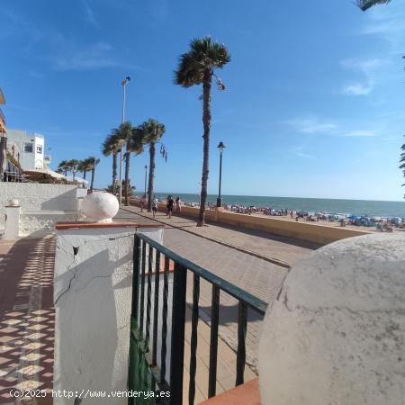 ¡¡¡IMPRESIONANTE CHALET EN PRIMERA LÍNEA DE LA PLAYA DE REGLA!!! - CADIZ