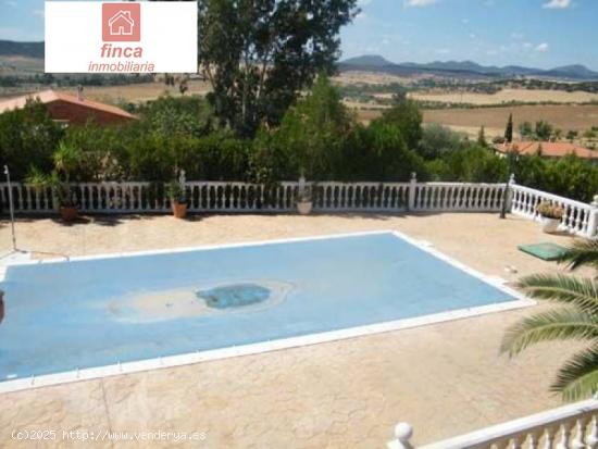 DON ALVARO, MAGINIFICO CHALET CON PISCINA, CALIDADES Y VISTAS ESPECTACULARES - BADAJOZ