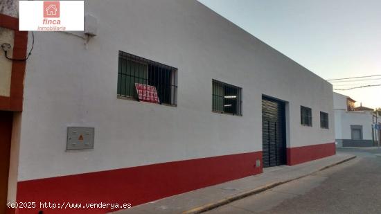 MONTIJO, NAVE INDUSTRIAL DE ESQUINA, AMPLIA, CON OFICINA Y SERVICIOS - BADAJOZ