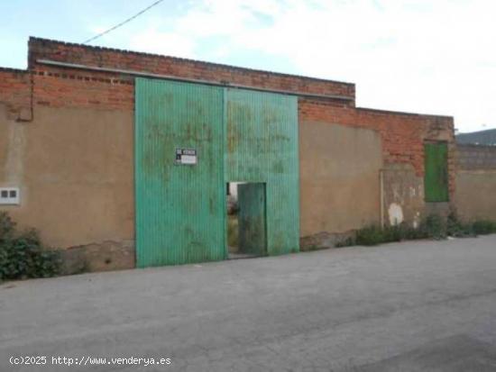 Parcela de 500 m2 con nave de 300 - CACERES