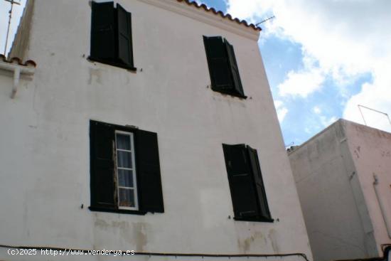 Típica casa de pueblo en Maó con garaje y derecho a vuelo. - BALEARES