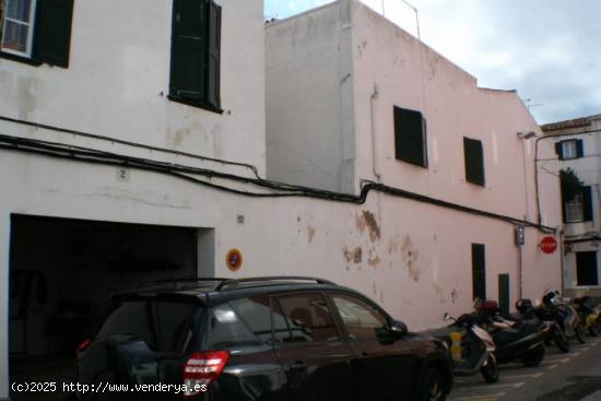 Típica casa de pueblo en Maó con garaje y derecho a vuelo. - BALEARES