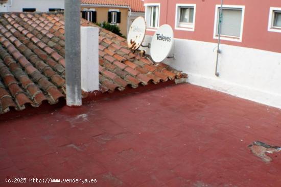 Típica casa de pueblo en Maó con garaje y derecho a vuelo. - BALEARES