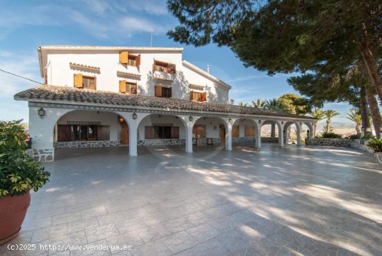 IMPRESIONANTE FINCA EN MONÓVAR CON EXPLOTACIÓN AGRÍCOLA - ALICANTE