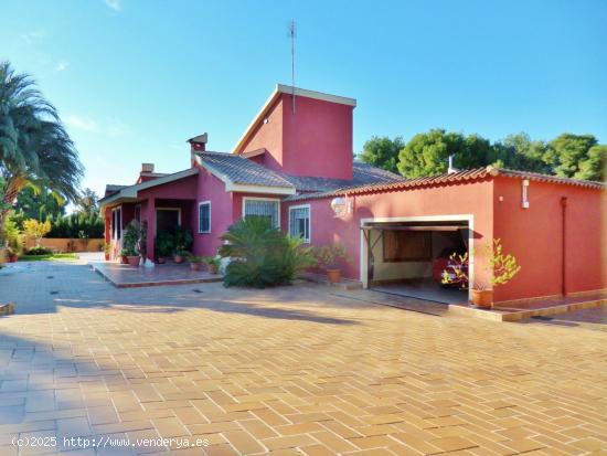 Sensacional Chalet de 646 m2 en una sola planta con terreno de 2247 m2 y piscina cubierta. - ALICANT