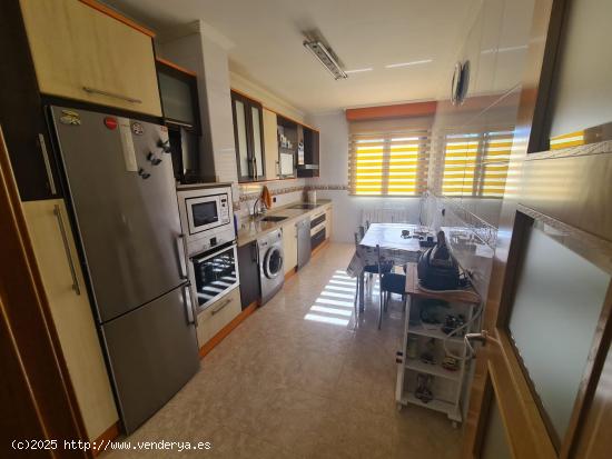 Se vende amplísimo apartamento, amueblado y equipado, cocina, salón, 2 hab., 2 baños. Para entrar