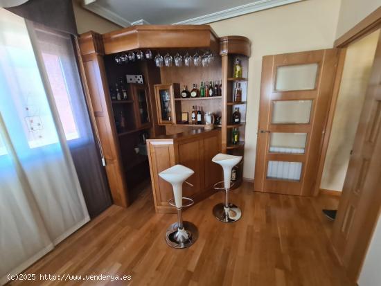 Se vende amplísimo apartamento, amueblado y equipado, cocina, salón, 2 hab., 2 baños. Para entrar