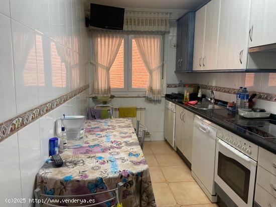 VPO. SE VENDE PISO COMPLETAMENTE AMUEBLADO Y EQUIPADO, COCINA, SALÓN, 3 HAB., BAÑO, TRASTERO, P.G 