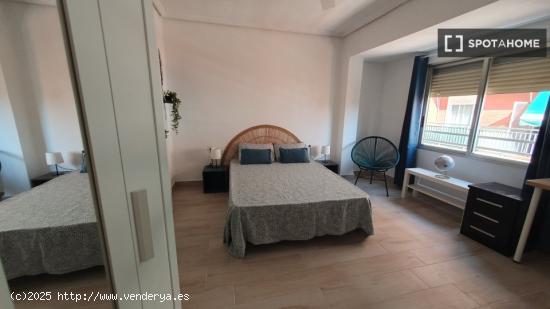 Alquiler de habitaciones en apartamento de 5 habitaciones en Poblados Marítimos - VALENCIA