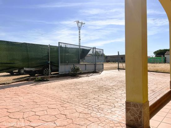 CHALET EN VENTA POR LA ZONA DE LA CTRA. DE LAS CRUCES - BADAJOZ