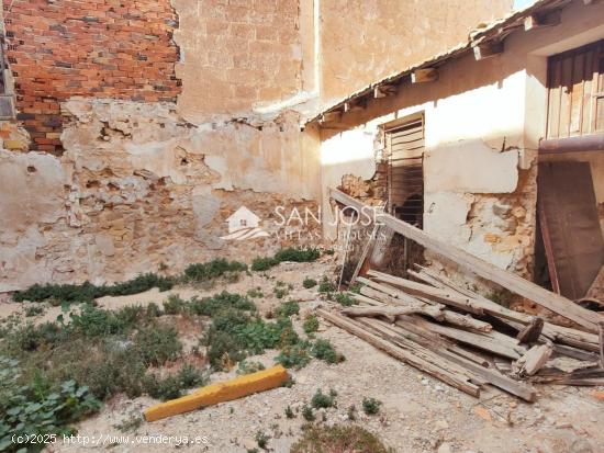 SE VENDEN DOS CASAS PARA DERRIBAR O REFORMAR TOTALMENTE EN ASPE - ALICANTE