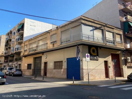  Se vende edificio en Altabix a 2 calles!Actualmente con 2 viviendas en Planta Alta, locales y sótan 