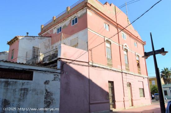 Invierta en esta preciosa casa con historia en Eugenia Viñes - VALENCIA