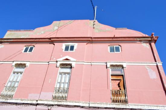 Invierta en esta preciosa casa con historia en Eugenia Viñes - VALENCIA