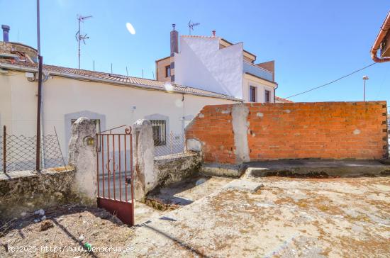 Urbis te ofrece una casa con local y cochera en Alba de Tormes, Salamanca. - SALAMANCA