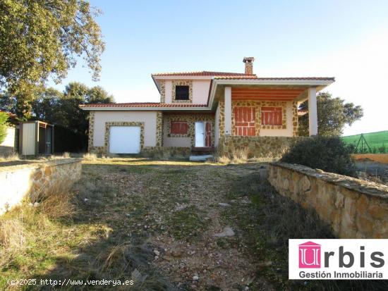 Urbis te ofrece una estupenda casa en venta en zona Cuatro Calzadas, Salamanca. - SALAMANCA