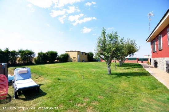 Urbis te ofrece dos magníficas casas con terreno en venta en Parada de Arriba, Salamanca. - SALAMAN