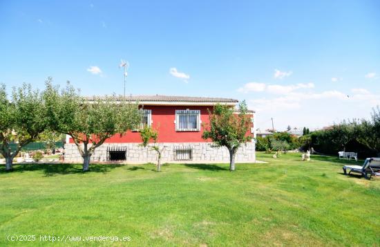 Urbis te ofrece dos magníficas casas con terreno en venta en Parada de Arriba, Salamanca. - SALAMAN