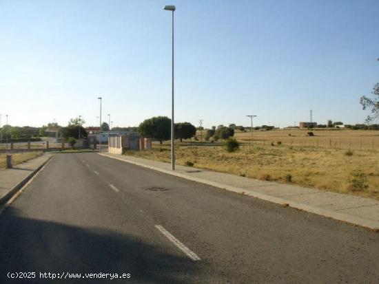 Urbis te ofrece una estupenda parcela en venta en zona Cuatro Calzadas,  Salamanca. - SALAMANCA