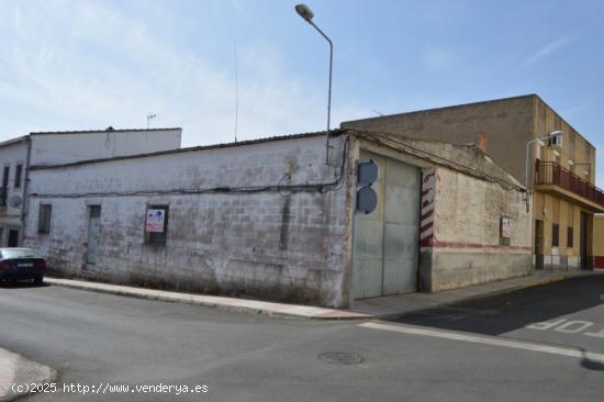  Nave Industrial de 280 m2-Licencia de Taller Mecanico - BADAJOZ 