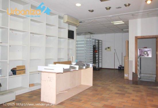 LOCAL COMERCIAL EN UNA DE LAS MEJORES  CALLES PEATONALES DE BADAJOZ . 206 m2  CON ESCAPARATES - BADA