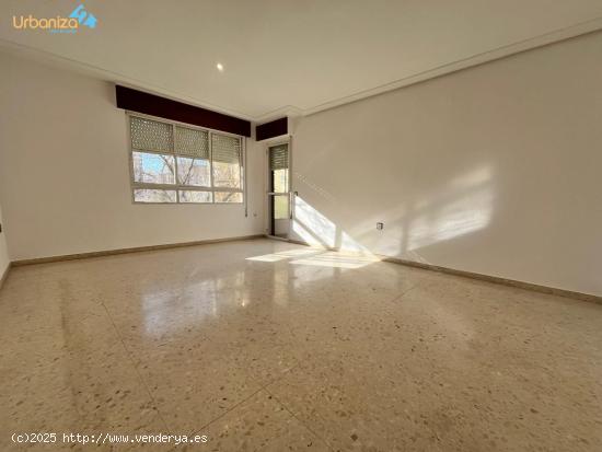 PISO DE 4D SIN MUEBLES CON PATIO Y GARAJE OPCIONAL JUNTO AL CORTE INGLES - BADAJOZ