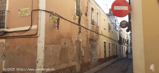 ADOSADO EN VENTA EN EL CASCO ANTIGUO - BADAJOZ