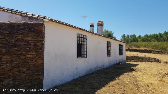 Finca rústica con casa de piedra en La Codosera-Bacoco - BADAJOZ