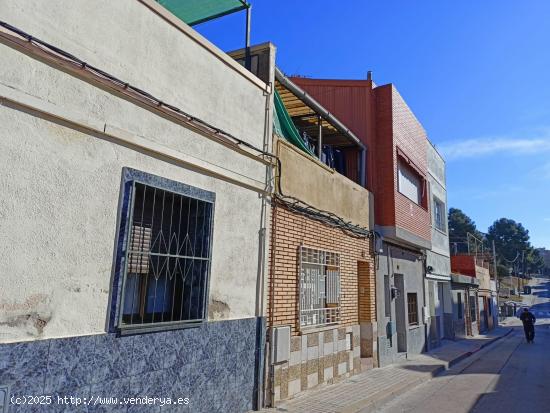 SE VENDE CASA ADOSADA EN SABADELL, ZONA TORRE ROMEU - BARCELONA