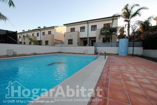 PAREADO SEMINUEVO CON GARAJE Y PISCINA - VALENCIA