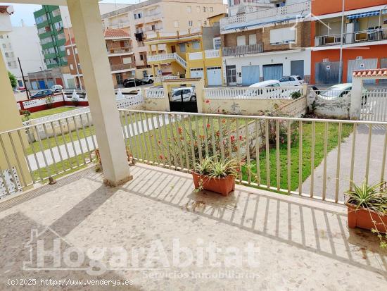 CHALET CON TERRAZA, JARDÍN Y GARAJE EN 2ª LINEA DE PLAYA - CASTELLON