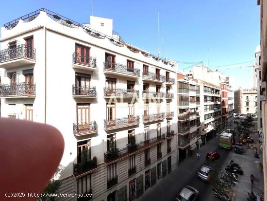 Se Vende  Excelente Piso en Calle Conde Salvatierra - VALENCIA